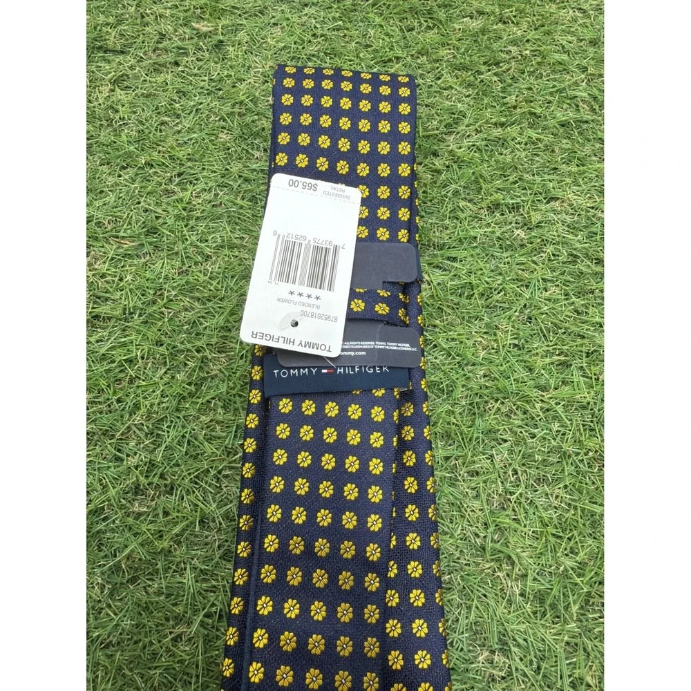 Tommy Hilfiger Mens Silk Blend Tie Navy Blue Yellow Blended Flower Medallion NEW